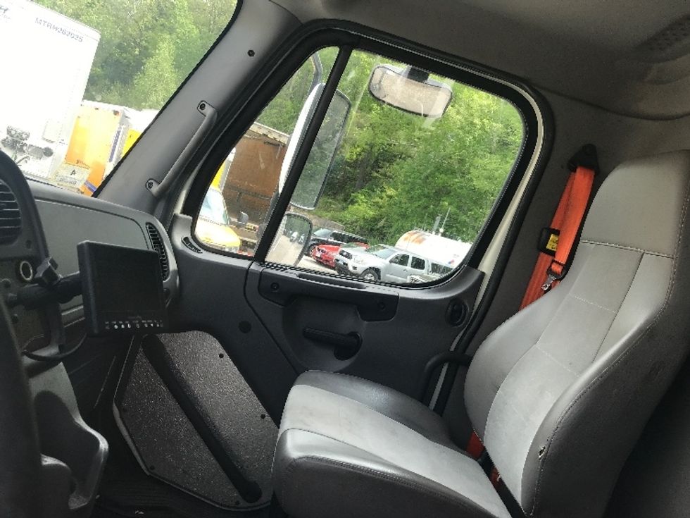 Medium Duty Box Truck-Light and Medium Duty Trucks-Freightliner-2015-M2-Auburn-MA-276,999\n\t\tmiles-$ 38,250 - Image 18