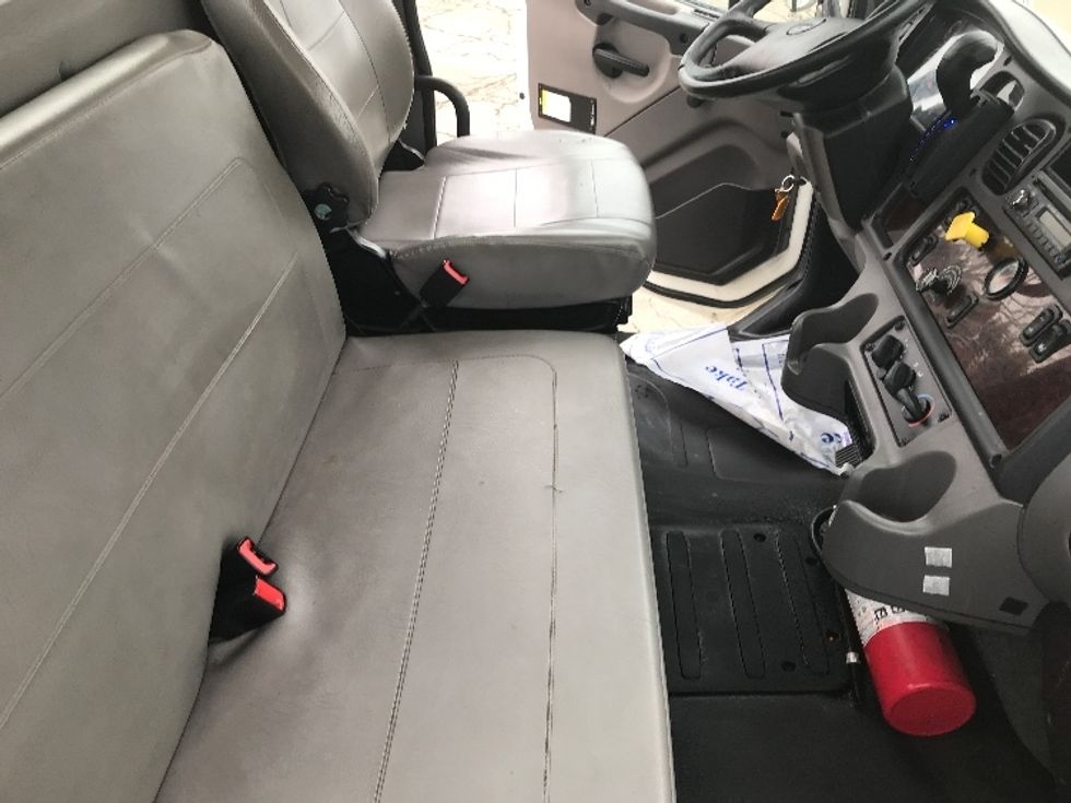 Medium Duty Box Truck-Light and Medium Duty Trucks-Freightliner-2015-M2-Fredonia-NY-301,330\n\t\tmiles-$ 25,000 - Image 16