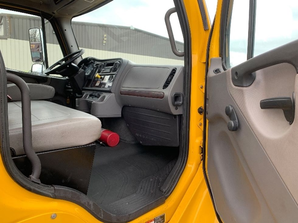 Medium Duty Box Truck-Light and Medium Duty Trucks-Freightliner-2015-M2-Pottsville-PA-238,296\n\t\tmiles-$ 37,250 - Image 19
