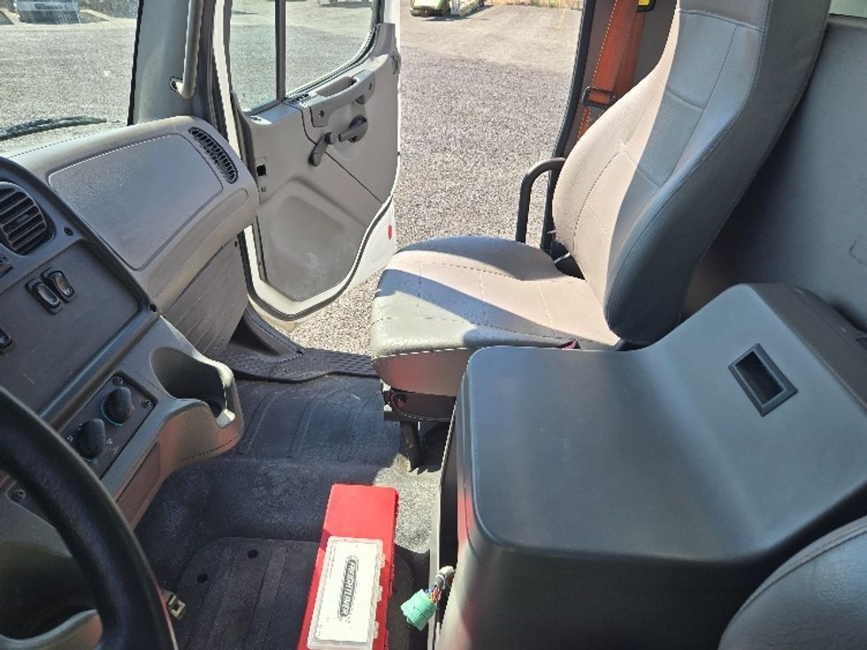 Medium Duty Box Truck-Light and Medium Duty Trucks-Freightliner-2015-M2-Yakima-WA-270,866\n\t\tmiles-$ 29,250 - Image 18
