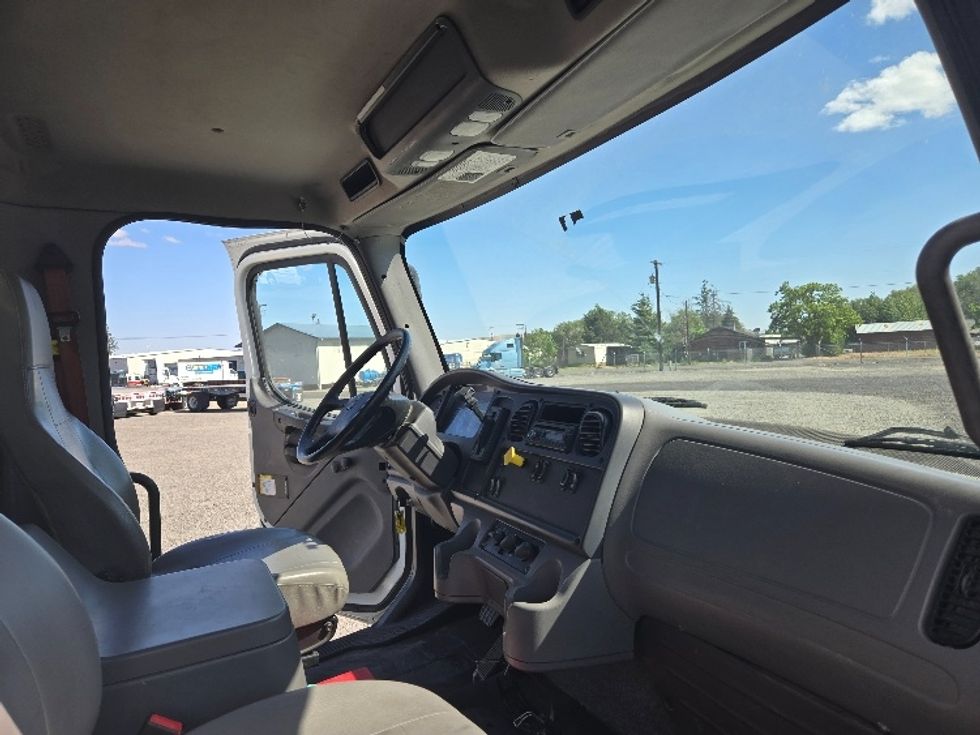 Medium Duty Box Truck-Light and Medium Duty Trucks-Freightliner-2015-M2-Yakima-WA-270,866\n\t\tmiles-$ 29,250 - Image 21