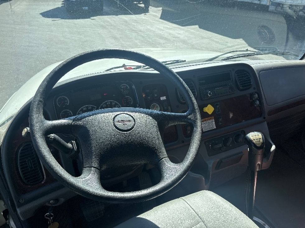 Medium Duty Box Truck-Light and Medium Duty Trucks-Freightliner-2015-M211264S-East Chicago-IN-215,250\n\t\tmiles-$ 51,750 - Image 17