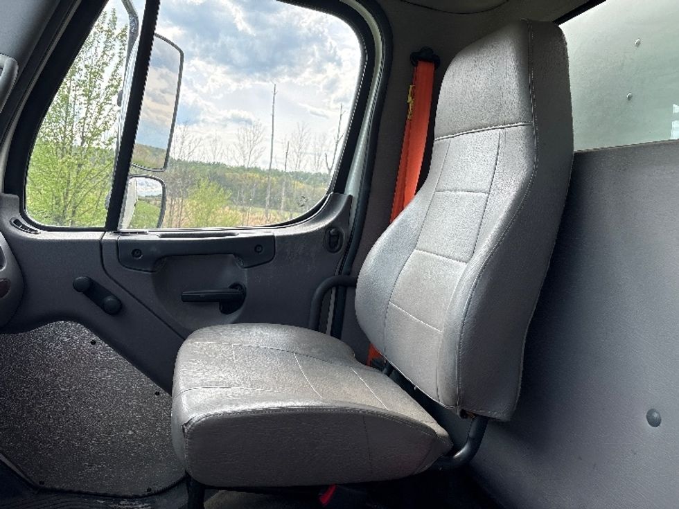 Medium Duty Box Truck-Light and Medium Duty Trucks-Freightliner-2016-M2-Coxsackie-NY-239,589\n\t\tmiles-$ 31,000 - Image 19