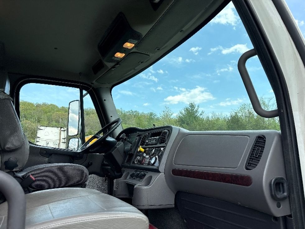 Medium Duty Box Truck-Light and Medium Duty Trucks-Freightliner-2016-M2-Coxsackie-NY-239,589\n\t\tmiles-$ 31,000 - Image 22