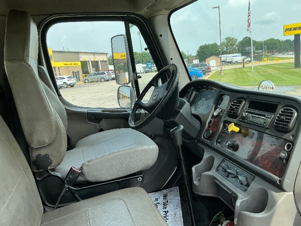 Medium Duty Box Truck-Light and Medium Duty Trucks-Freightliner-2016-M2-Elkhart-IN-294,210\n\t\tmiles-$ 18,750 - Image 22
