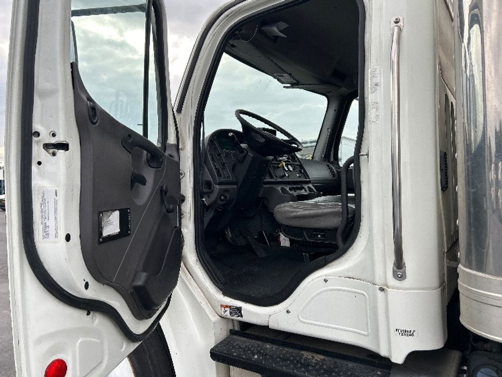 Medium Duty Box Truck-Light and Medium Duty Trucks-Freightliner-2016-M2-Gilroy-CA-239,926\n\t\tmiles-$ 31,750 - Image 16