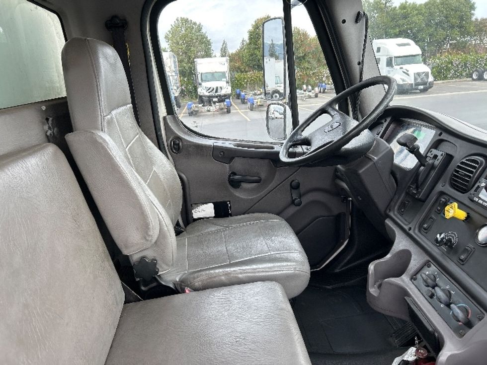 Medium Duty Box Truck-Light and Medium Duty Trucks-Freightliner-2016-M2-Gilroy-CA-239,926\n\t\tmiles-$ 31,750 - Image 22