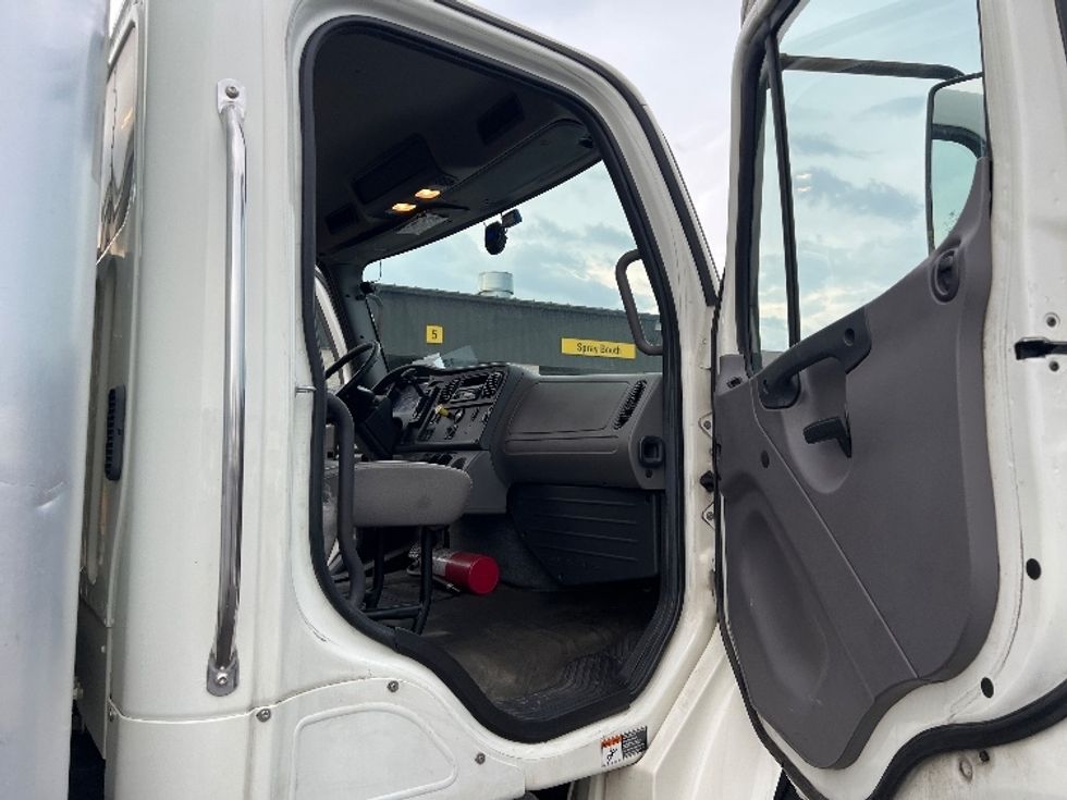Medium Duty Box Truck-Light and Medium Duty Trucks-Freightliner-2016-M2-Pennsauken-NJ-215,677\n\t\tmiles-$ 33,500 - Image 20