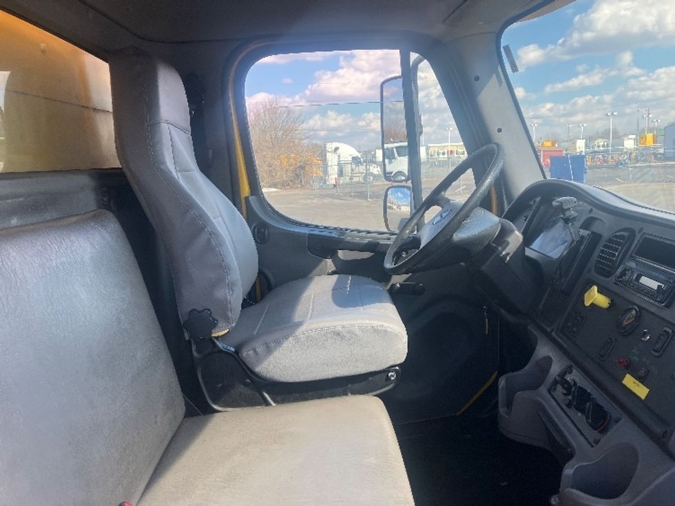 Medium Duty Box Truck-Light and Medium Duty Trucks-Freightliner-2016-M2-Piqua-OH-63,881\n\t\tmiles-$ 48,250 - Image 20