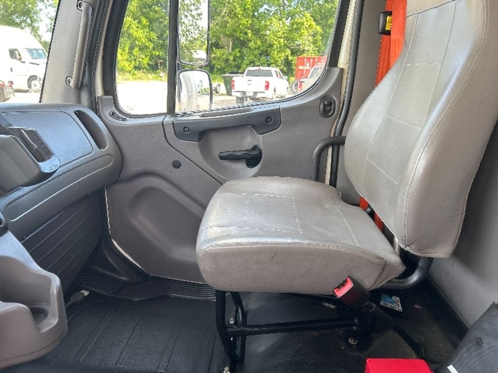 Medium Duty Box Truck-Light and Medium Duty Trucks-Freightliner-2016-M2-Poplar Bluff-MO-142,472\n\t\tmiles-$ 48,750 - Image 19