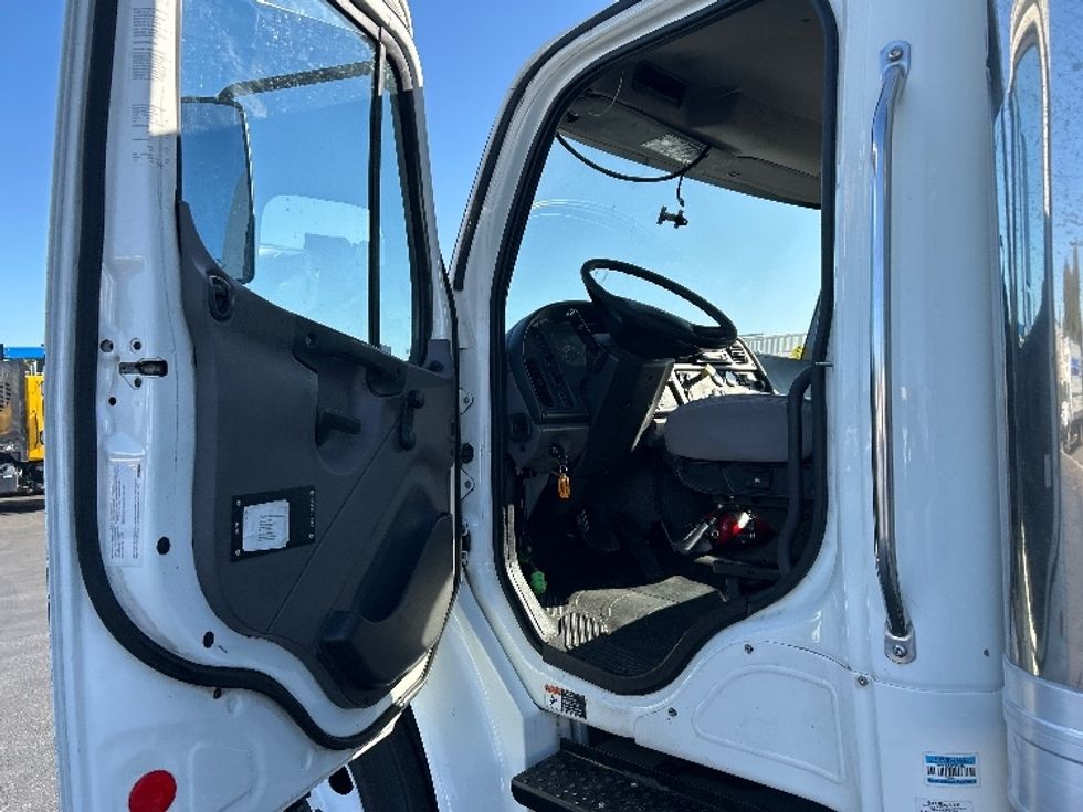Medium Duty Box Truck-Light and Medium Duty Trucks-Freightliner-2016-M2-West Sacramento-CA-184,614\n\t\tmiles-$ 31,250 - Image 16