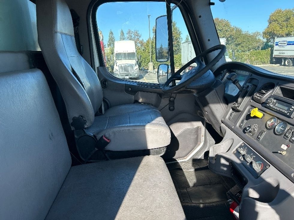 Medium Duty Box Truck-Light and Medium Duty Trucks-Freightliner-2016-M2-West Sacramento-CA-184,614\n\t\tmiles-$ 31,250 - Image 22