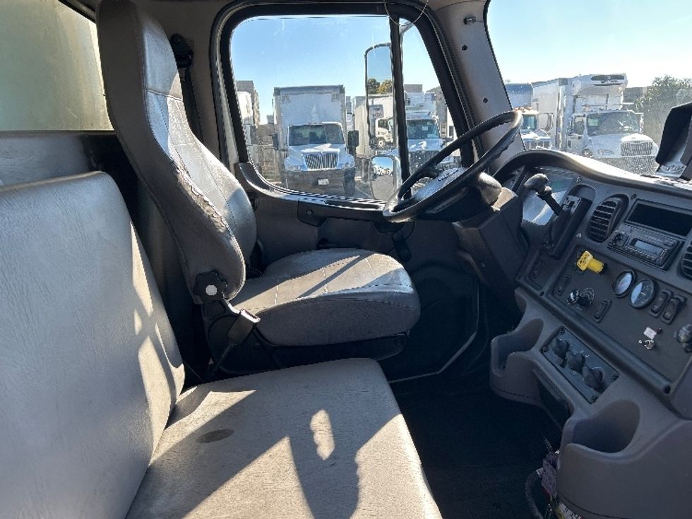 Medium Duty Box Truck-Light and Medium Duty Trucks-Freightliner-2016-M2-West Sacramento-CA-236,053\n\t\tmiles-$ 26,000 - Image 22