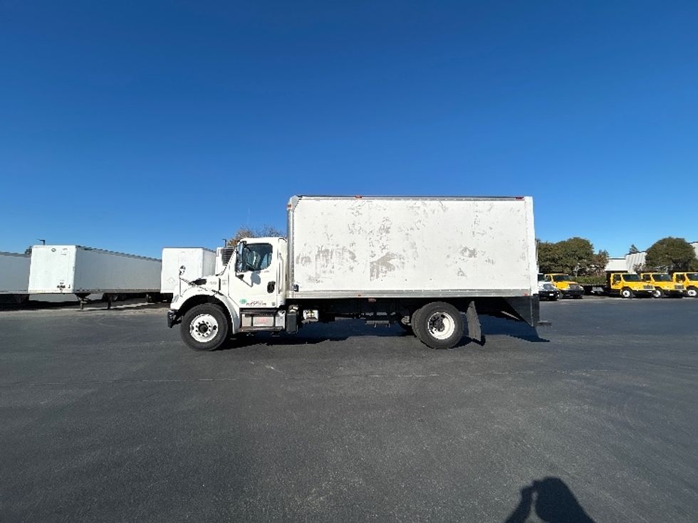 Medium Duty Box Truck-Light and Medium Duty Trucks-Freightliner-2016-M2-West Sacramento-CA-236,053\n\t\tmiles-$ 26,000 - Image 4