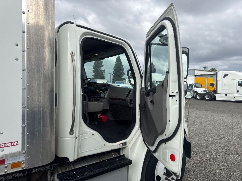 Medium Duty Box Truck-Light and Medium Duty Trucks-Freightliner-2016-M2-West Sacramento-CA-266,321\n\t\tmiles-$ 35,250 - Image 20