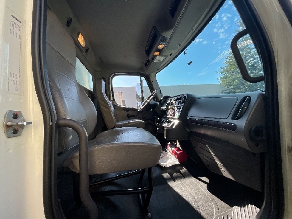 Medium Duty Box Truck-Light and Medium Duty Trucks-Freightliner-2016-M2-West Sacramento-CA-266,321\n\t\tmiles-$ 35,250 - Image 22