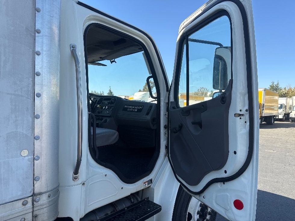 Medium Duty Box Truck-Light and Medium Duty Trucks-Freightliner-2016-M2-West Sacramento-CA-330,979\n\t\tmiles-$ 17,750 - Image 19