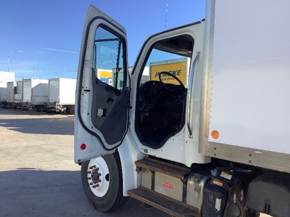 Medium Duty Box Truck-Light and Medium Duty Trucks-Freightliner-2016-M2-Winnipeg-MB-407,998\n\t\tkm-$ 45,500 - Image 15