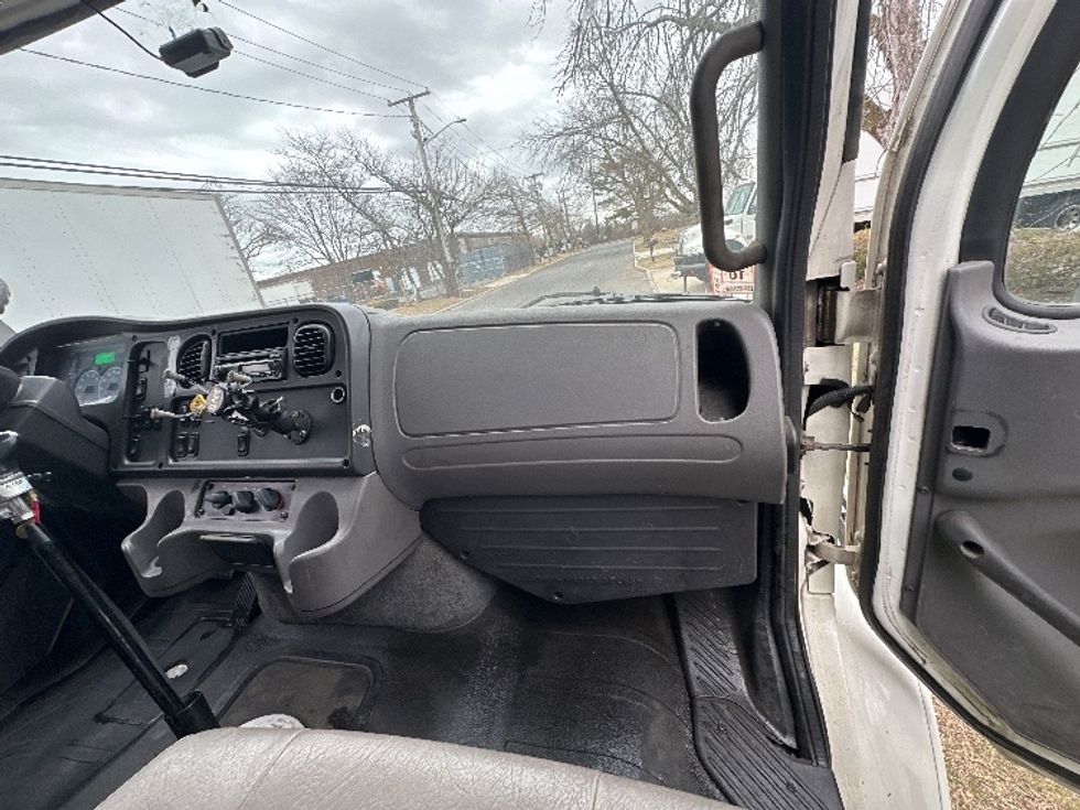 Medium Duty Box Truck-Light and Medium Duty Trucks-Freightliner-2016-M211264S-Dayton-NJ-327,826\n\t\tmiles-$ 53,250 - Image 21