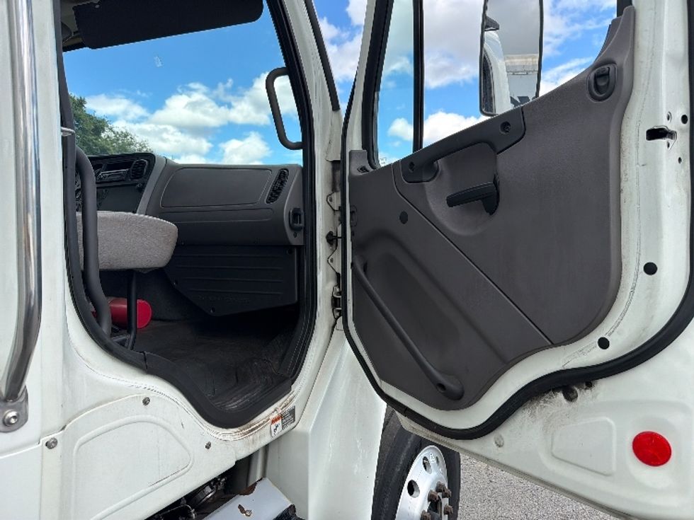 Medium Duty Box Truck-Light and Medium Duty Trucks-Freightliner-2017-M2-Alexandria-VA-95,220\n\t\tmiles-$ 52,750 - Image 20
