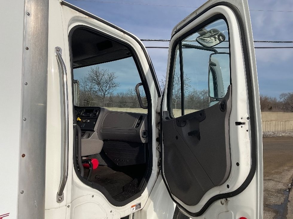 Medium Duty Box Truck-Light and Medium Duty Trucks-Freightliner-2017-M2-East Chicago-IN-140,617\n\t\tmiles-$ 45,250 - Image 19