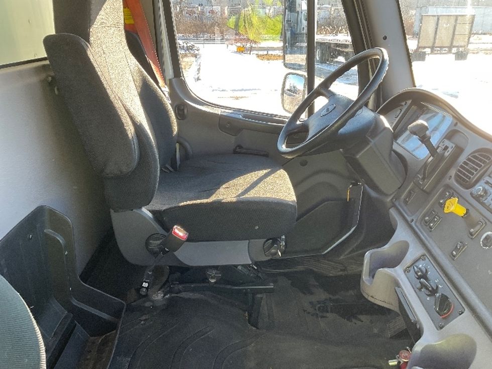 Medium Duty Box Truck-Light and Medium Duty Trucks-Freightliner-2017-M2-Londonderry-NH-122,000\n\t\tmiles-$ 39,500 - Image 22