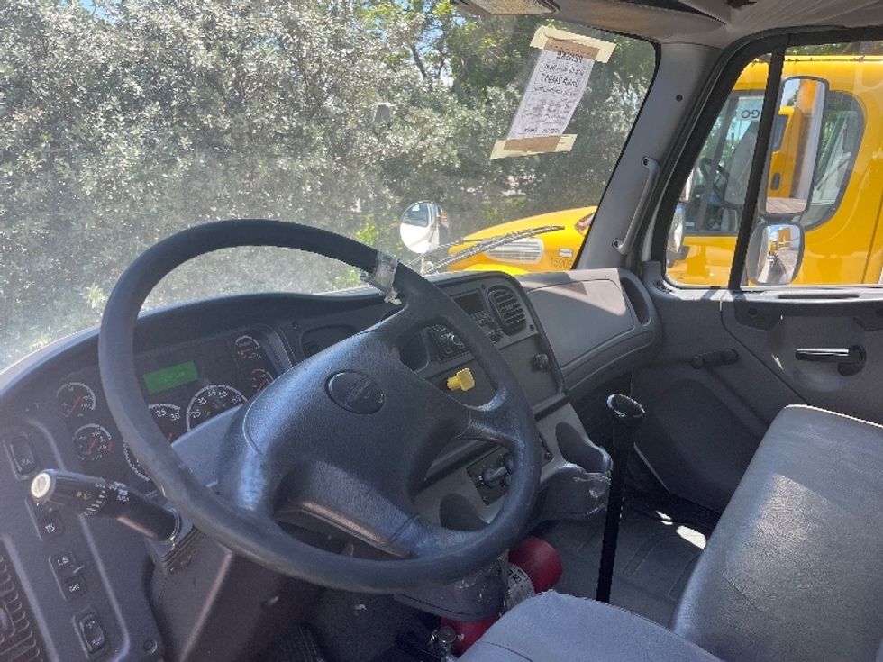 Medium Duty Box Truck-Light and Medium Duty Trucks-Freightliner-2017-M2-Medley-FL-211,033\n\t\tmiles-$ 35,250 - Image 17