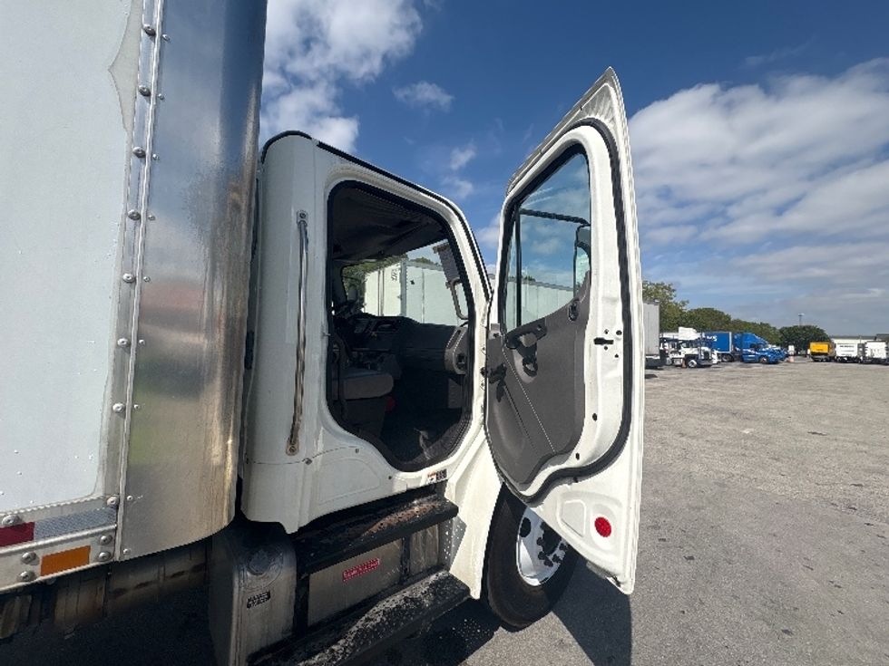 Medium Duty Box Truck-Light and Medium Duty Trucks-Freightliner-2017-M2-Medley-FL-211,033\n\t\tmiles-$ 35,250 - Image 20