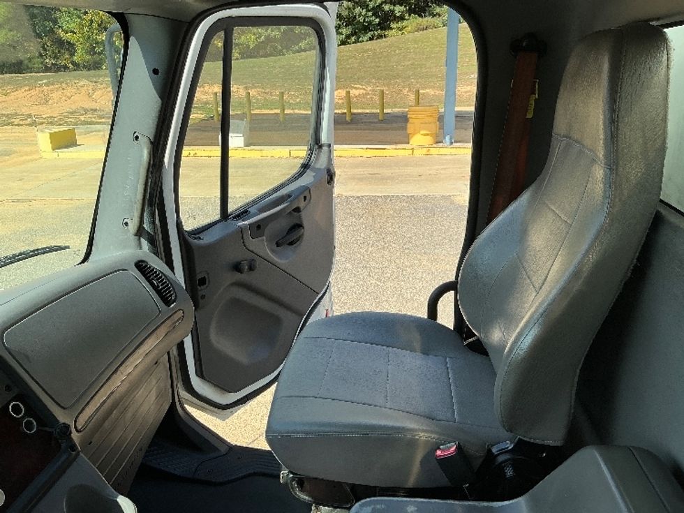 Medium Duty Box Truck-Light and Medium Duty Trucks-Freightliner-2017-M2-Prince George-VA-303,856\n\t\tmiles-$ 26,750 - Image 18