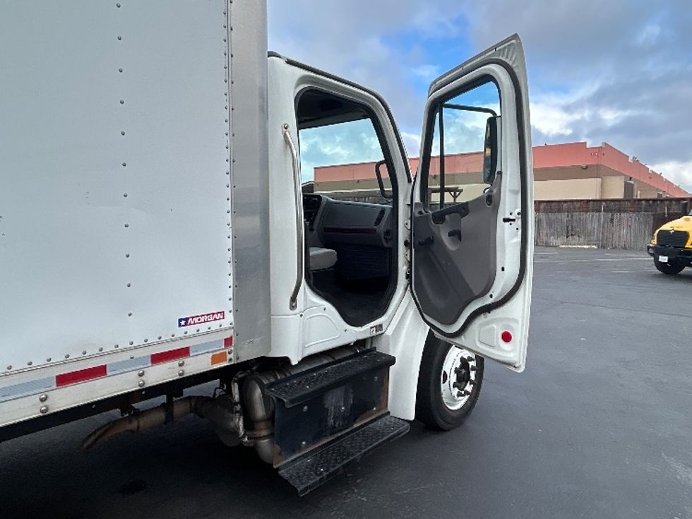 Medium Duty Box Truck-Light and Medium Duty Trucks-Freightliner-2017-M2-West Sacramento-CA-211,992\n\t\tmiles-$ 32,750 - Image 20