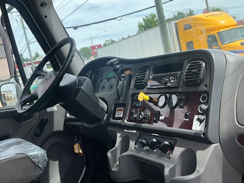 Medium Duty Box Truck-Light and Medium Duty Trucks-Freightliner-2018-M2-Alexandria-VA-145,428\n\t\tmiles-$ 52,500 - Image 21