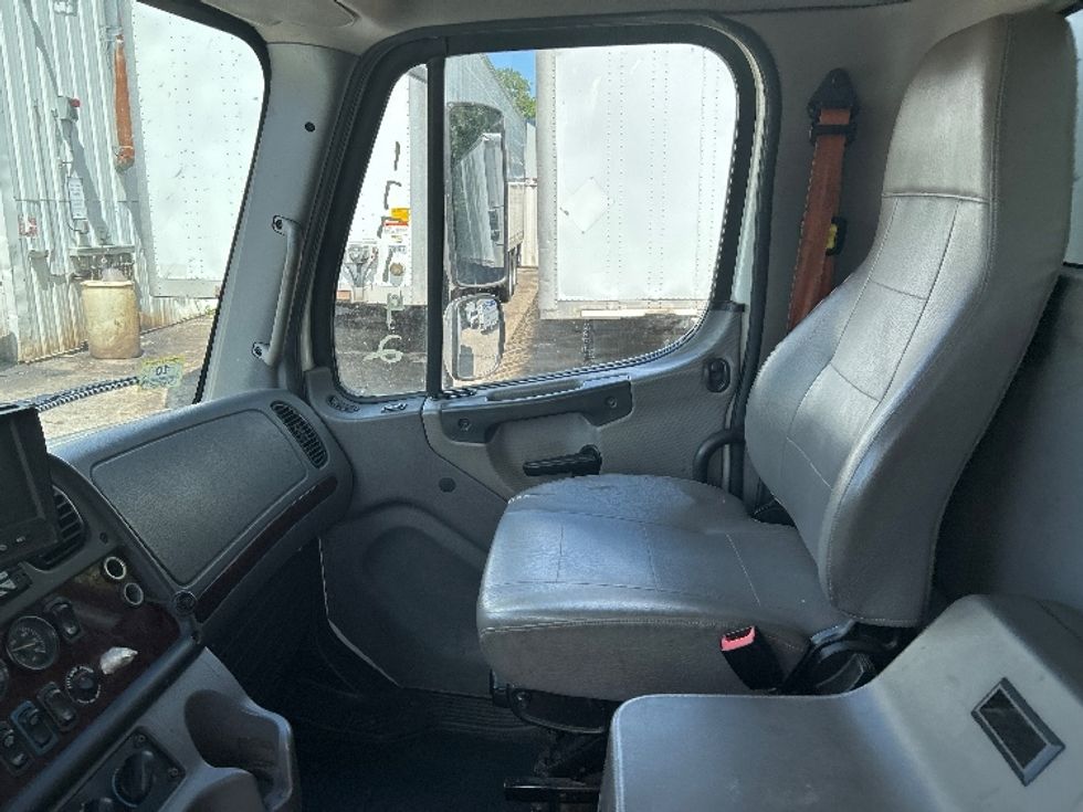 Medium Duty Box Truck-Light and Medium Duty Trucks-Freightliner-2018-M2-Auburn-MA-240,800\n\t\tmiles-$ 30,500 - Image 19