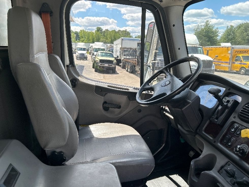 Medium Duty Box Truck-Light and Medium Duty Trucks-Freightliner-2018-M2-Auburn-MA-240,800\n\t\tmiles-$ 30,500 - Image 22
