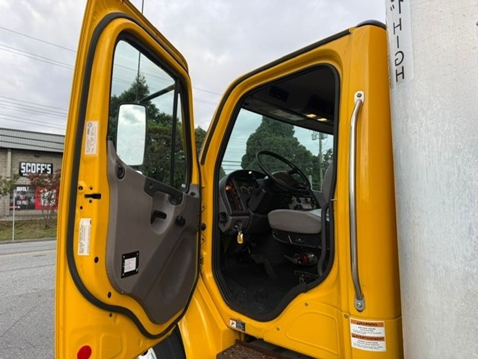 Medium Duty Box Truck-Light and Medium Duty Trucks-Freightliner-2018-M2-Burnaby-BC-205,975\n\t\tkm-$ 63,750 - Image 10