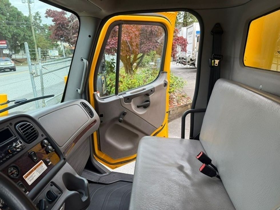 Medium Duty Box Truck-Light and Medium Duty Trucks-Freightliner-2018-M2-Burnaby-BC-205,975\n\t\tkm-$ 63,750 - Image 12