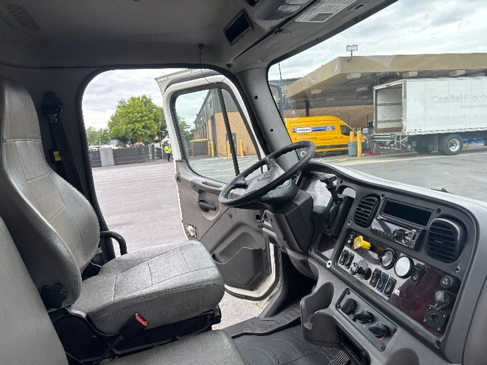 Medium Duty Box Truck-Light and Medium Duty Trucks-Freightliner-2018-M2-Capitol Heights-MD-308,500\n\t\tmiles-$ 31,000 - Image 22