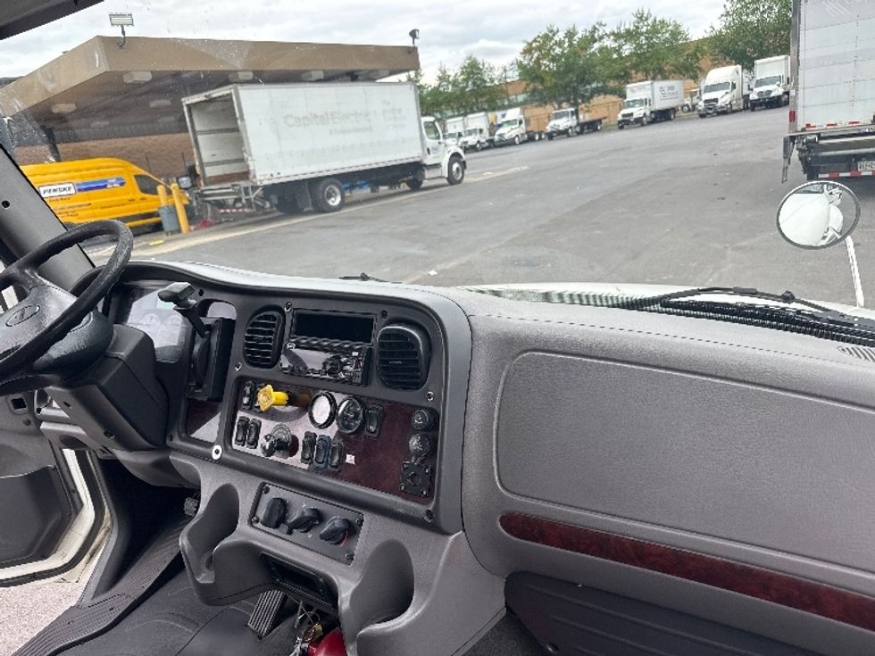 Medium Duty Box Truck-Light and Medium Duty Trucks-Freightliner-2018-M2-Capitol Heights-MD-308,500\n\t\tmiles-$ 31,000 - Image 21