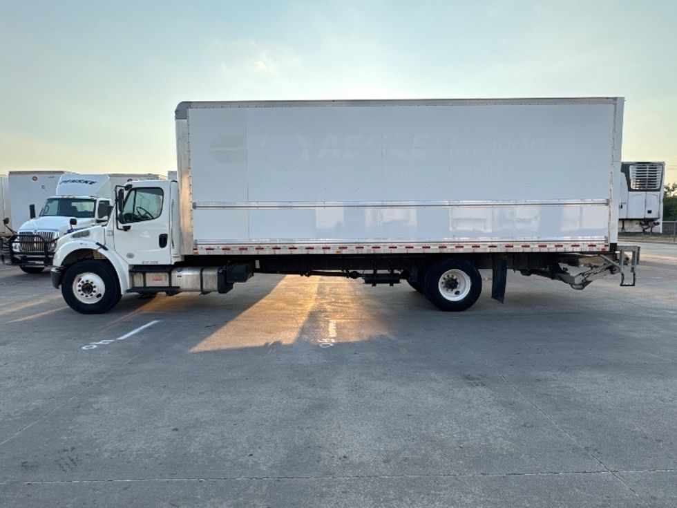 Medium Duty Box Truck-Light and Medium Duty Trucks-Freightliner-2018-M2-Carrollton-TX-111,329\n\t\tmiles-$ 53,000 - Image 4
