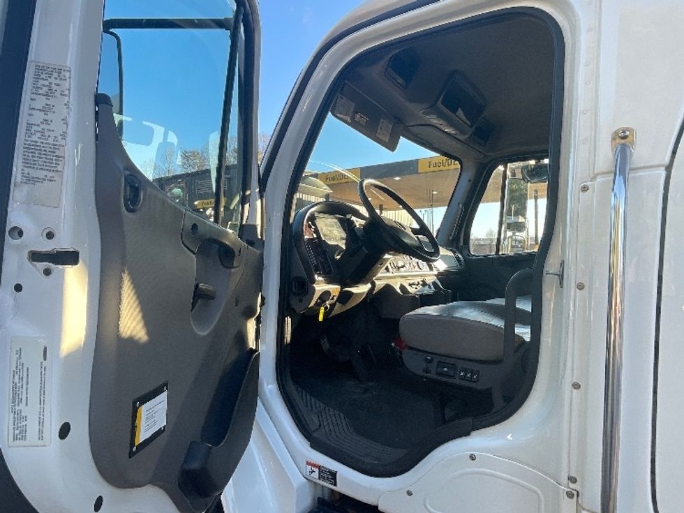Medium Duty Box Truck-Light and Medium Duty Trucks-Freightliner-2018-M2-Conover-NC-228,143\n\t\tmiles-$ 49,500 - Image 16