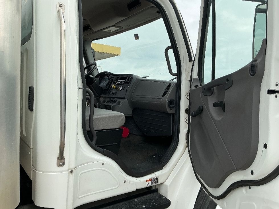 Medium Duty Box Truck-Light and Medium Duty Trucks-Freightliner-2018-M2-Dallas-TX-120,735\n\t\tmiles-$ 54,000 - Image 20