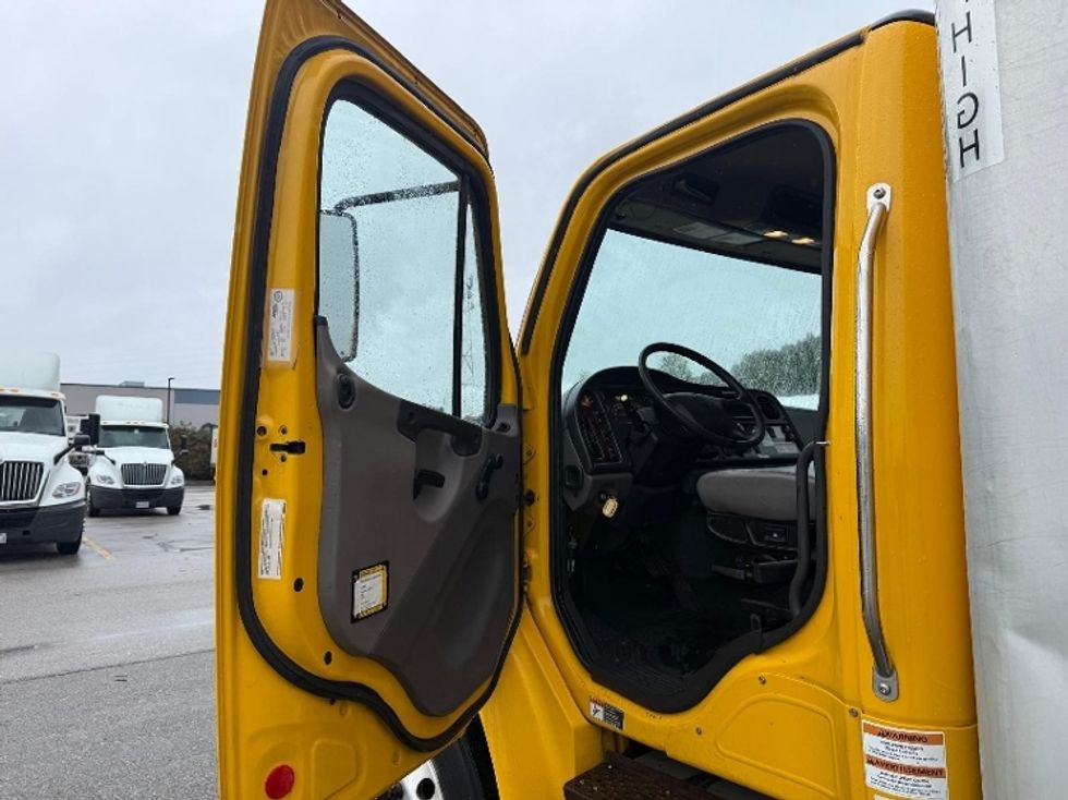 Medium Duty Box Truck-Light and Medium Duty Trucks-Freightliner-2018-M2-Delta-BC-190,973\n\t\tkm-$ 64,750 - Image 16