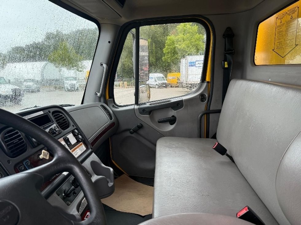 Medium Duty Box Truck-Light and Medium Duty Trucks-Freightliner-2018-M2-Delta-BC-190,973\n\t\tkm-$ 64,750 - Image 19