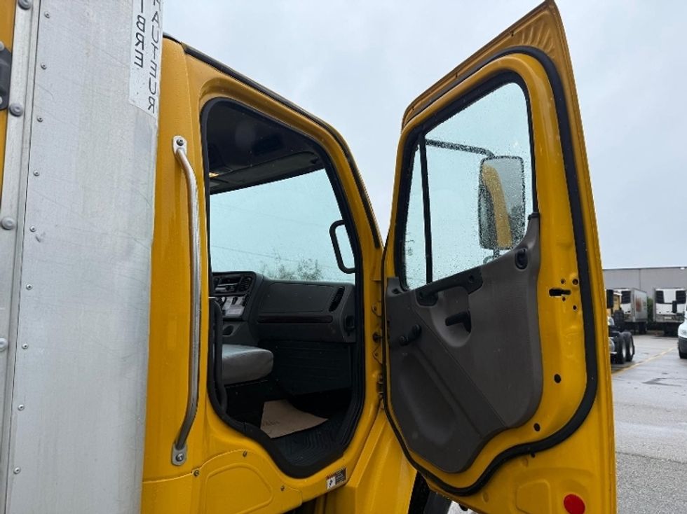 Medium Duty Box Truck-Light and Medium Duty Trucks-Freightliner-2018-M2-Delta-BC-190,973\n\t\tkm-$ 64,750 - Image 20
