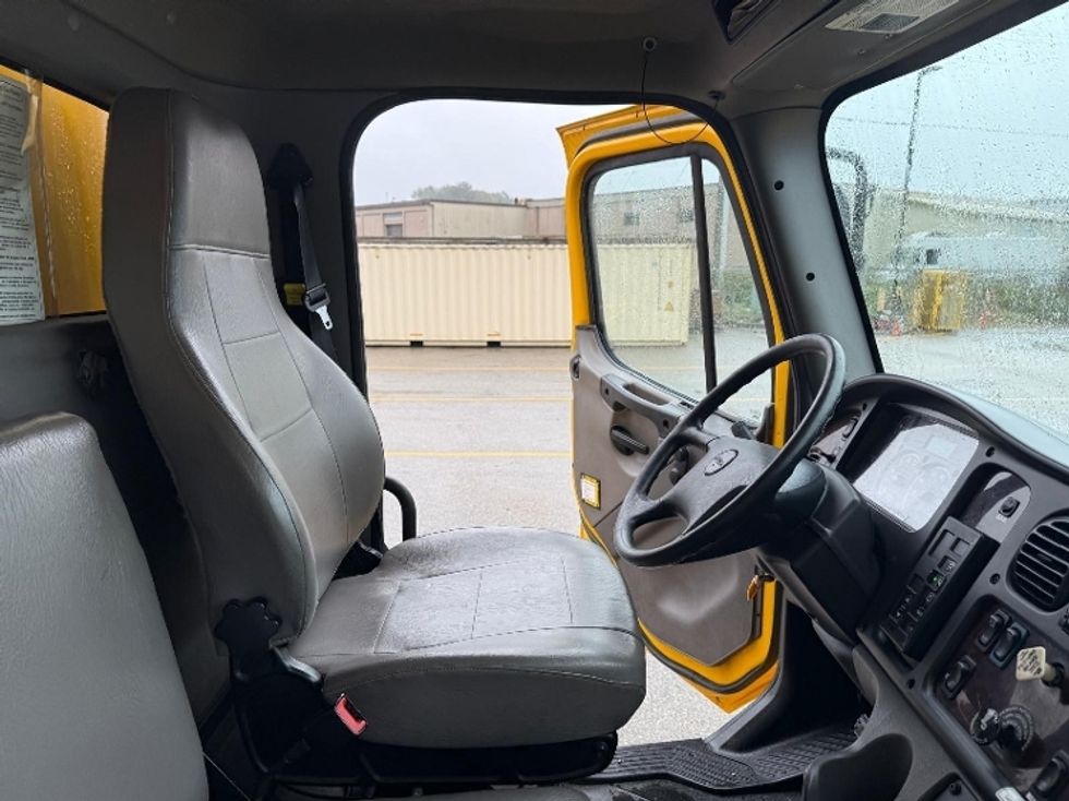 Medium Duty Box Truck-Light and Medium Duty Trucks-Freightliner-2018-M2-Delta-BC-190,973\n\t\tkm-$ 64,750 - Image 22