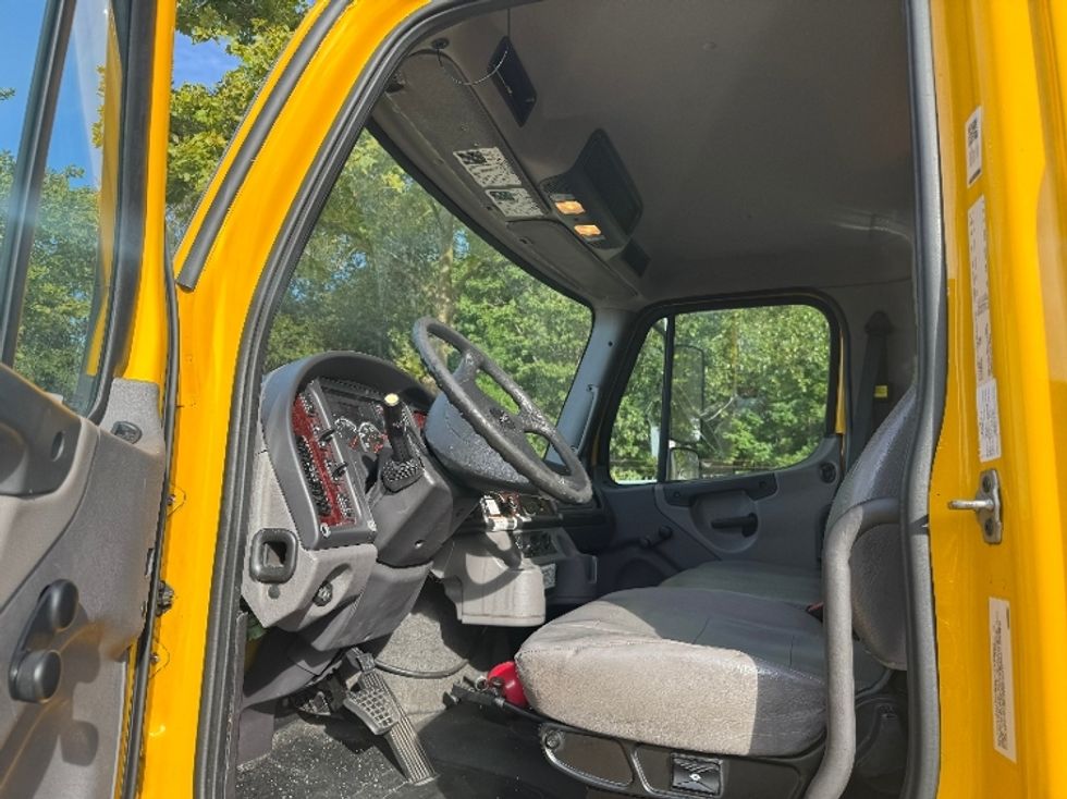 Medium Duty Box Truck-Light and Medium Duty Trucks-Freightliner-2018-M2-Delta-BC-219,846\n\t\tkm-$ 62,750 - Image 16