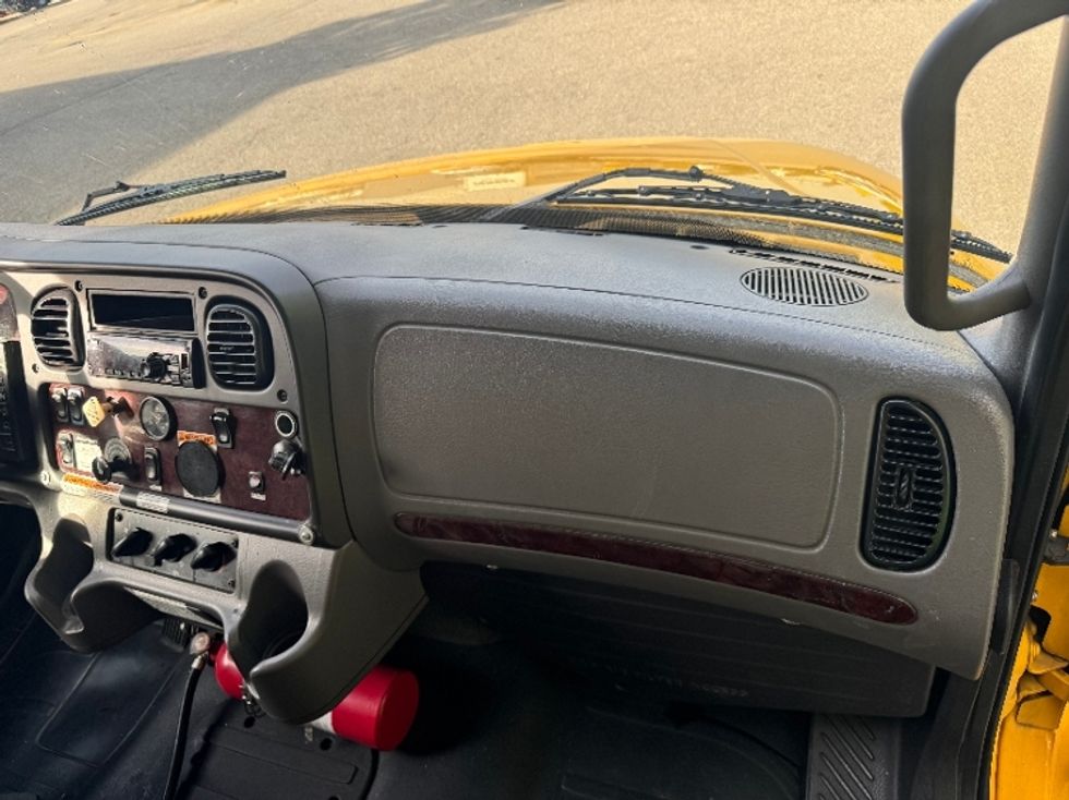 Medium Duty Box Truck-Light and Medium Duty Trucks-Freightliner-2018-M2-Delta-BC-219,846\n\t\tkm-$ 62,750 - Image 20