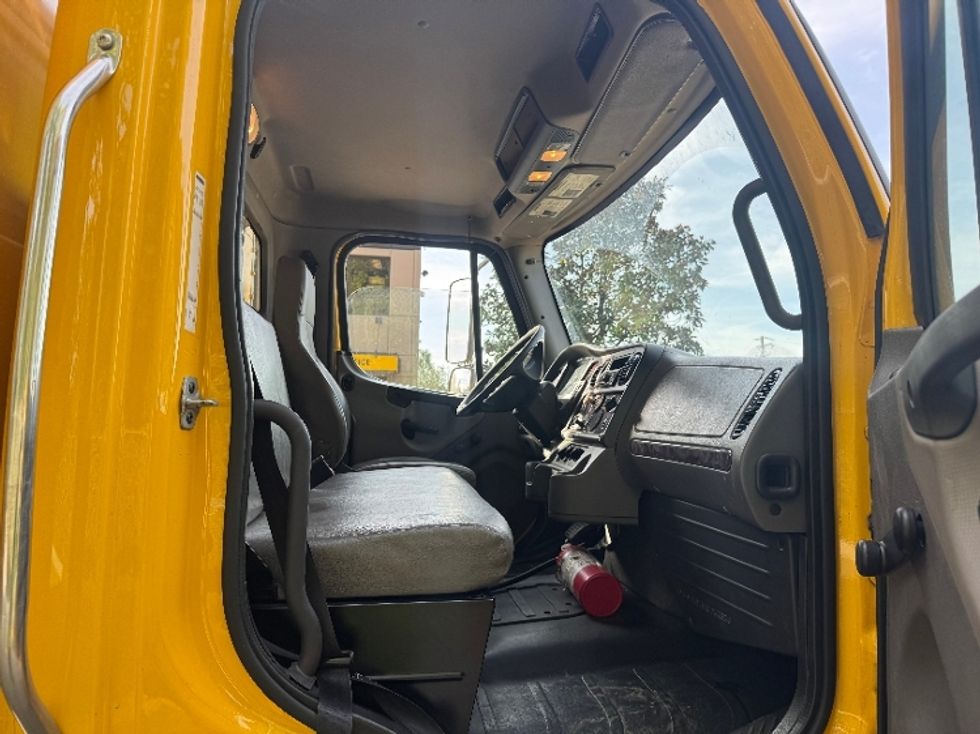 Medium Duty Box Truck-Light and Medium Duty Trucks-Freightliner-2018-M2-Delta-BC-219,846\n\t\tkm-$ 64,250 - Image 20