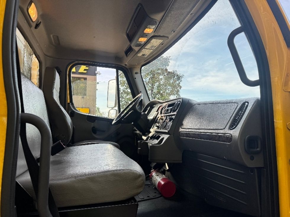 Medium Duty Box Truck-Light and Medium Duty Trucks-Freightliner-2018-M2-Delta-BC-219,846\n\t\tkm-$ 64,250 - Image 21