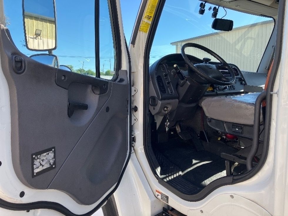 Medium Duty Box Truck-Light and Medium Duty Trucks-Freightliner-2018-M2-Hueytown-AL-106,020\n\t\tmiles-$ 54,750 - Image 24