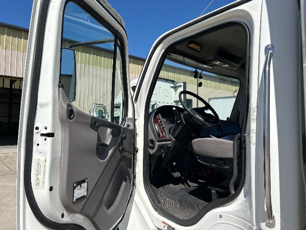 Medium Duty Box Truck-Light and Medium Duty Trucks-Freightliner-2018-M2-Hueytown-AL-134,502\n\t\tmiles-$ 43,250 - Image 16